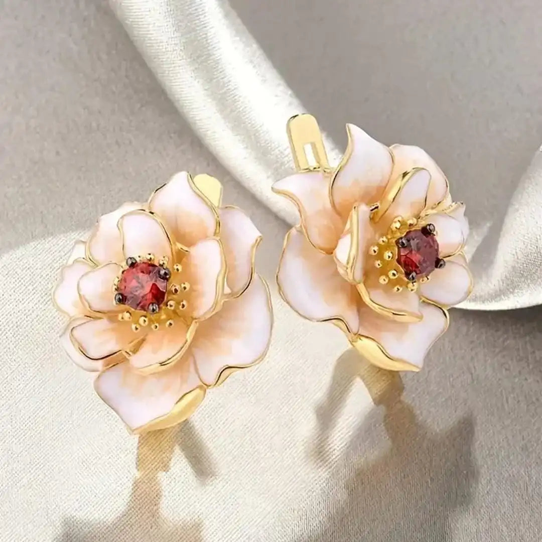 Pendientes de flor blanca con circonita roja