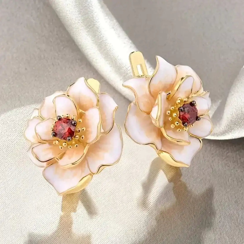 Pendientes de flor blanca con circonita roja