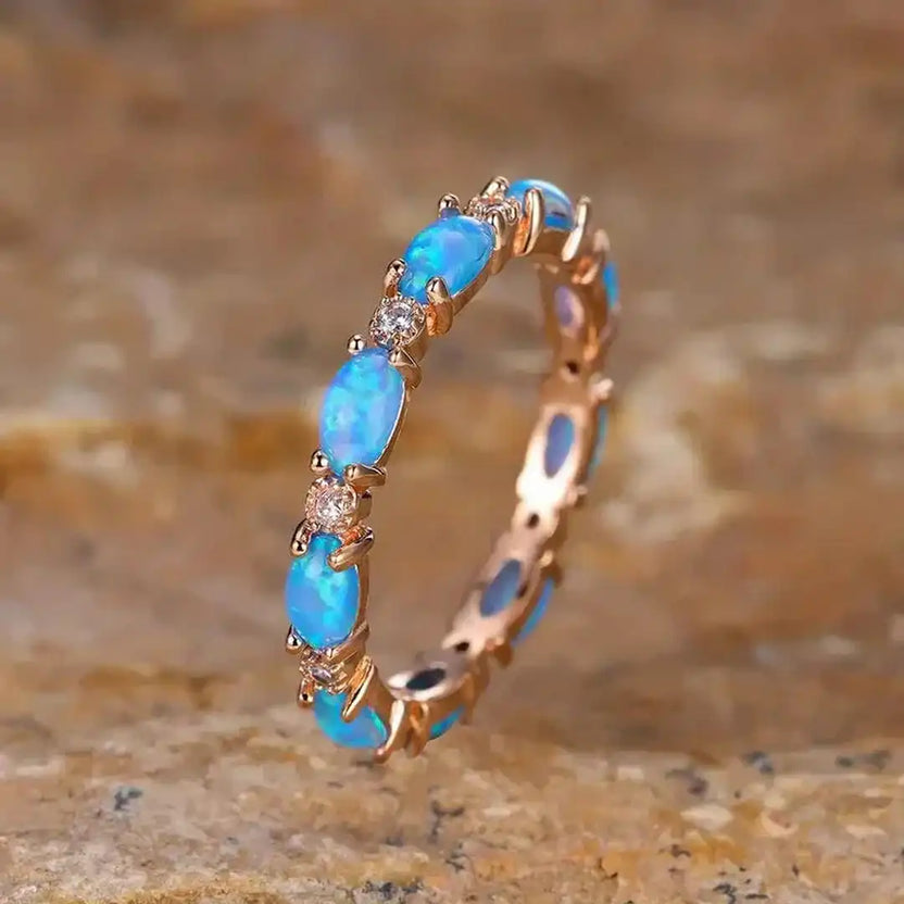 Anillo de ópalo azul elegante