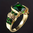 Anillo dorado exquisito con esmeralda