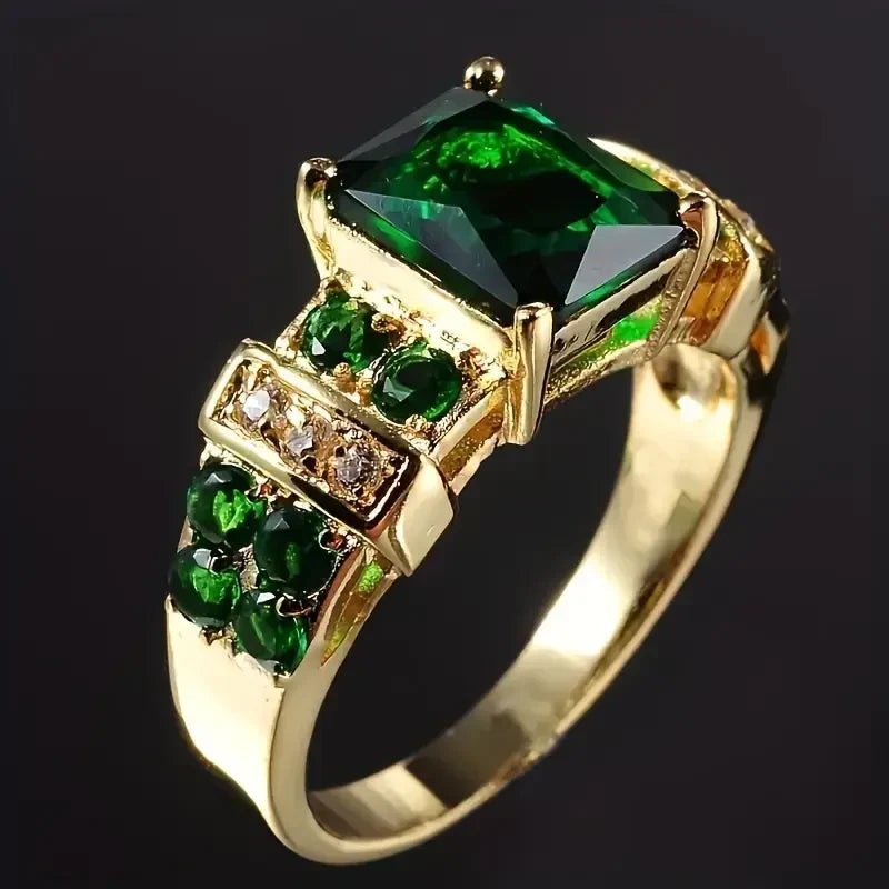Anillo dorado exquisito con esmeralda