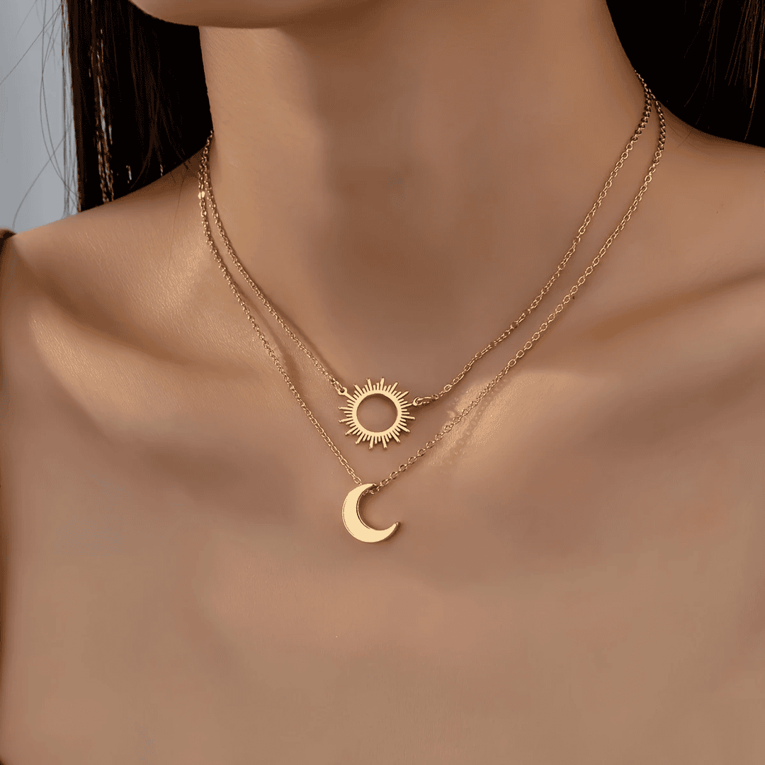 Collar en capas de oro con colgante de sol y luna
