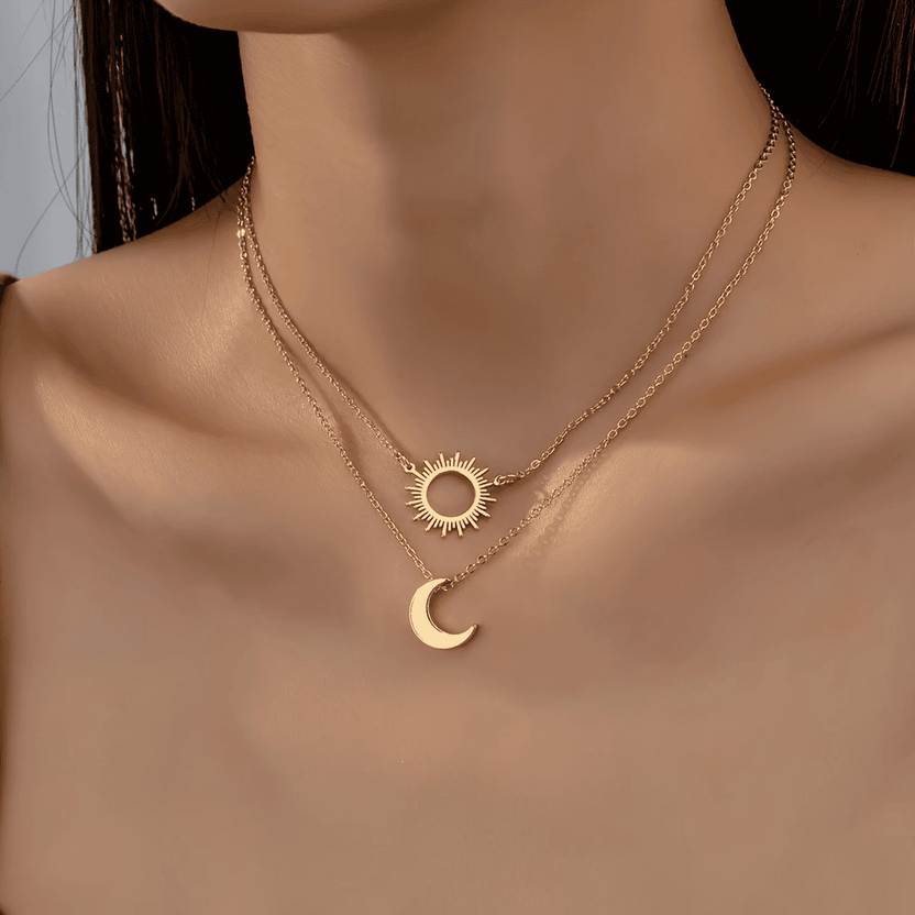 Collar en capas de oro con colgante de sol y luna