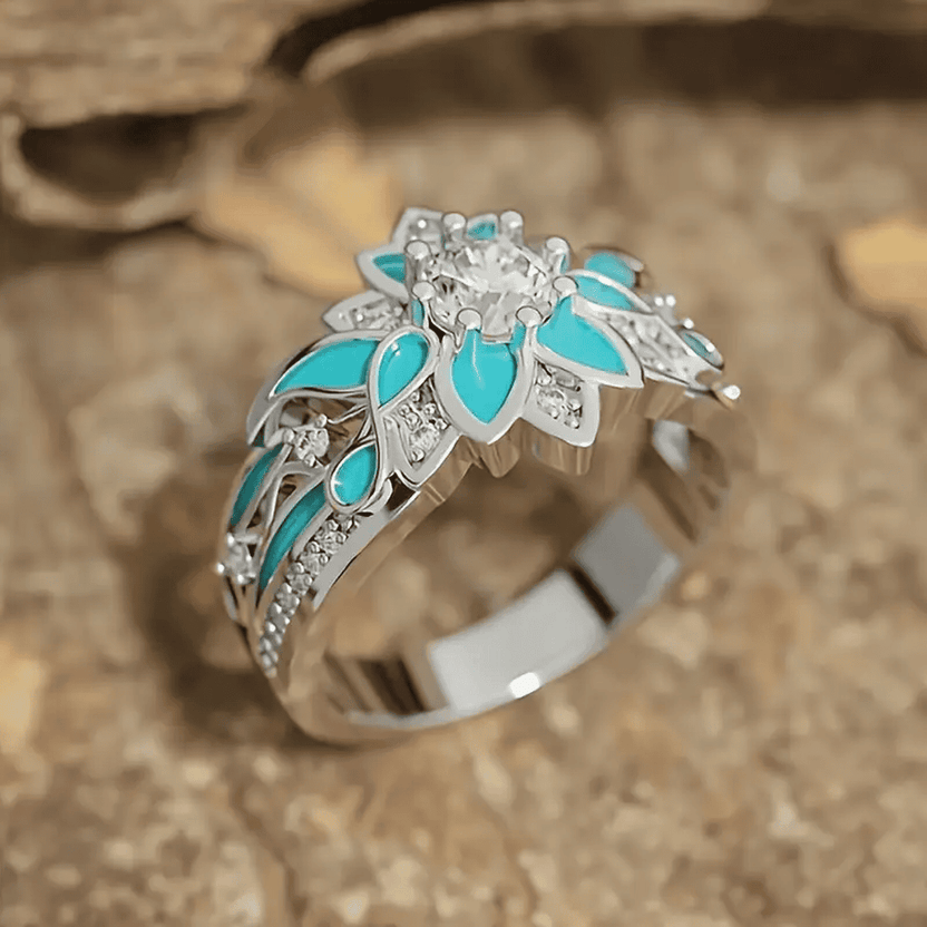 Anillo elegante de turquesa con flor de cristal