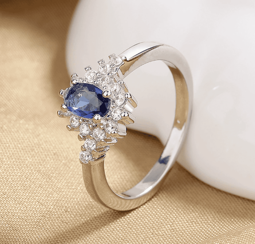 Anillo elegante de oro blanco con flor de turquesa