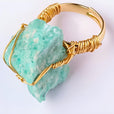 Anillo de cuarzo aqua en bruto con engaste de garra