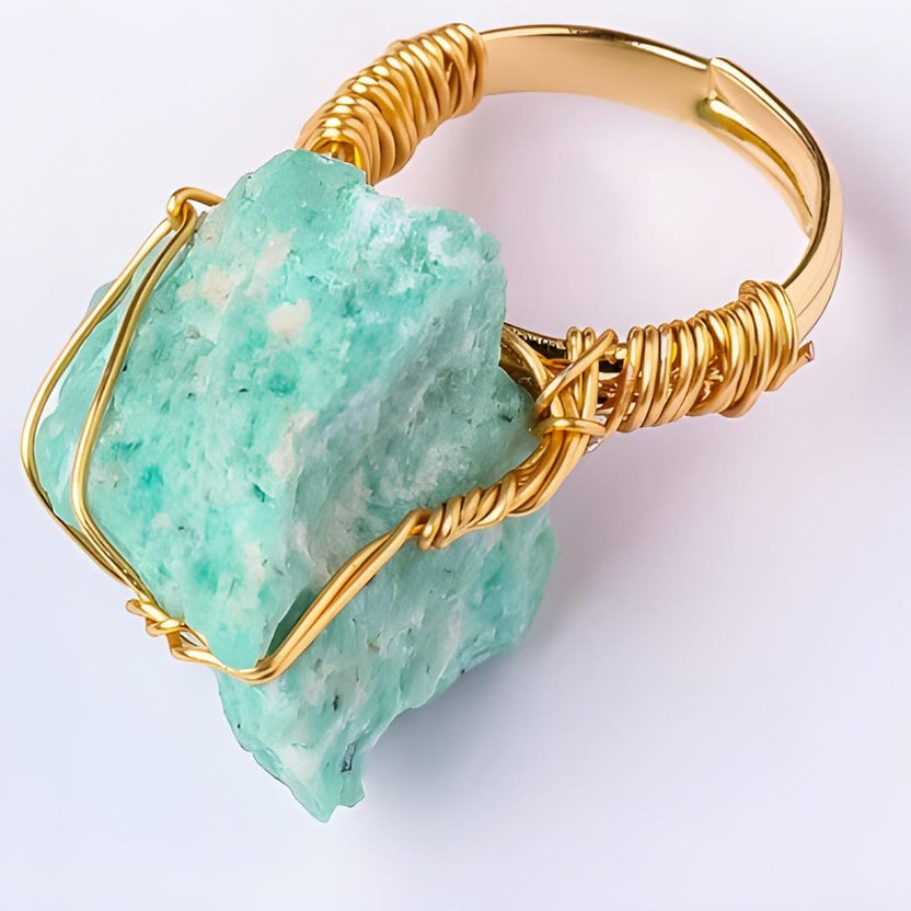 Anillo de cuarzo aqua en bruto con engaste de garra
