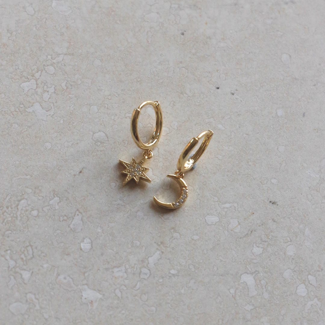 Pendientes huggie de luna y estrella – imagen 2