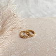 Pendientes huggie marquise en dorado – imagen 2
