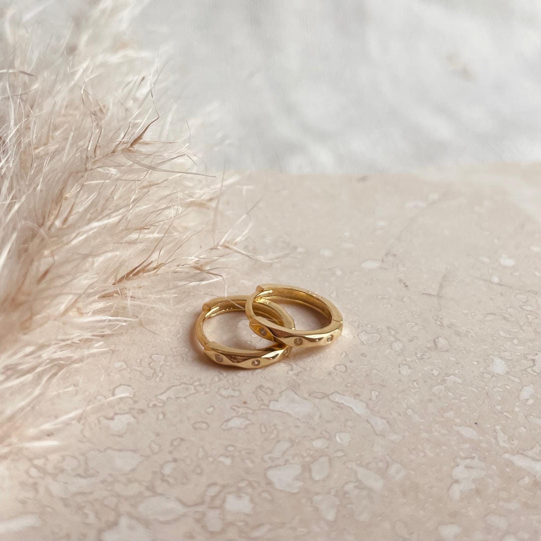 Pendientes huggie marquise en dorado – imagen 2