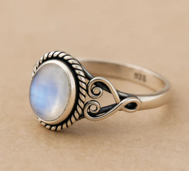 Anillo de plata antigua con cadena y piedra lunar