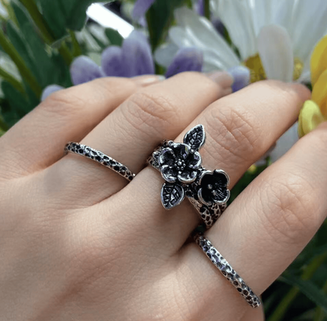 Anillo vintage de flor en capas plateado