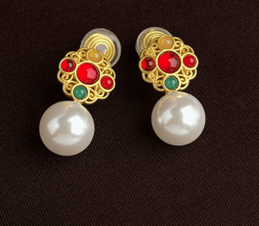 Pendientes geométricos con perlas y piedras rojas