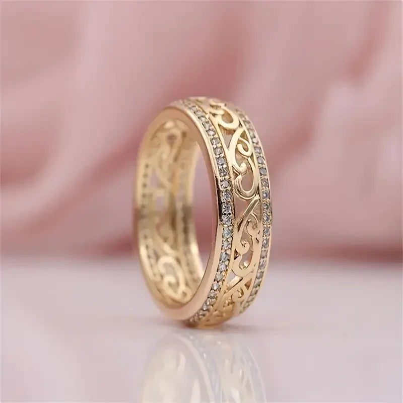 Anillo minimalista de oro hueco