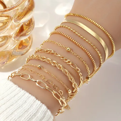 Set de pulseras apilables doradas con perlas