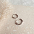 Pendientes huggie plateados en forma de marquesa – imagen 3