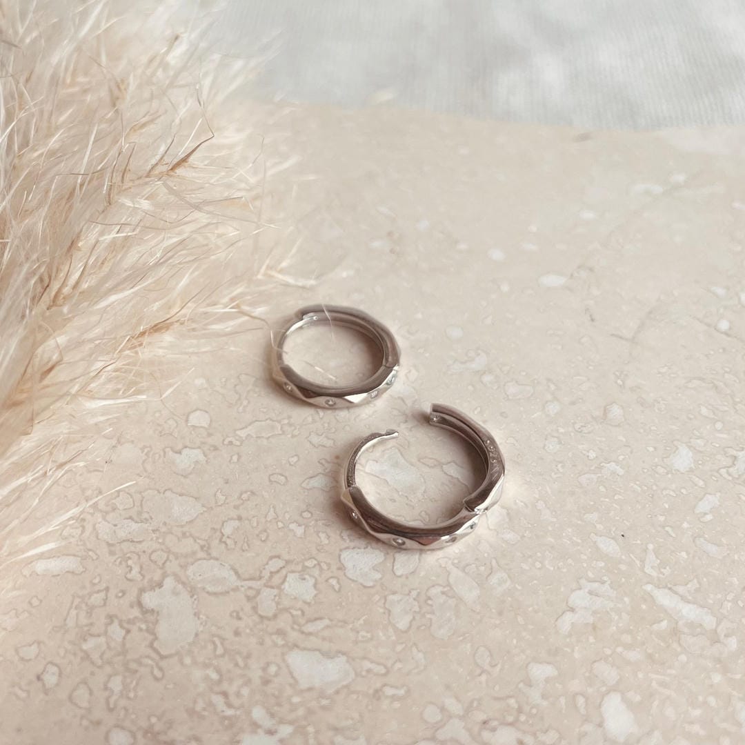 Pendientes huggie plateados en forma de marquesa – imagen 3