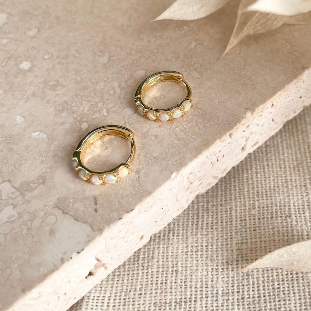 Aros huggie de oro con ópalo – imagen 2
