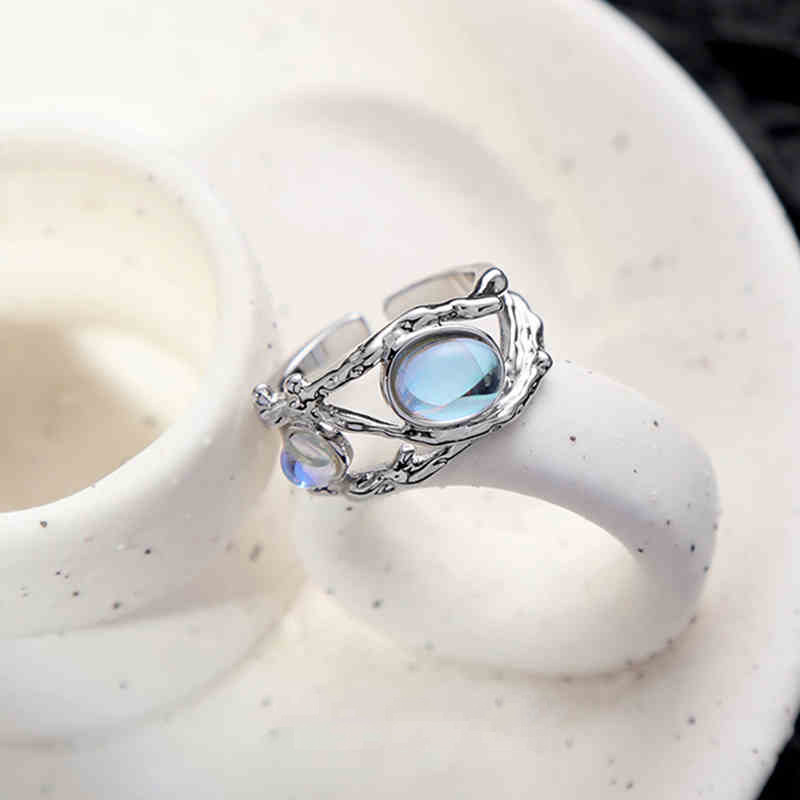 Anillo orgánico de plata con rama y piedra de luna