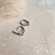 Pendientes de aro plateados con onda abstracta – imagen 3