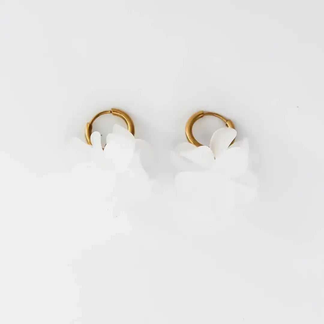 Pendientes de aro dorados con flor – imagen 2