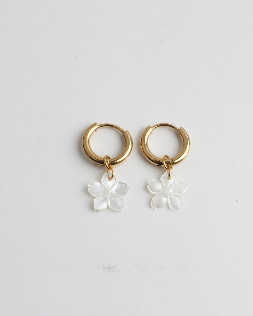 Pendientes clásicos Flor de Concha Blanca — Carmen, Lucía & Rocío