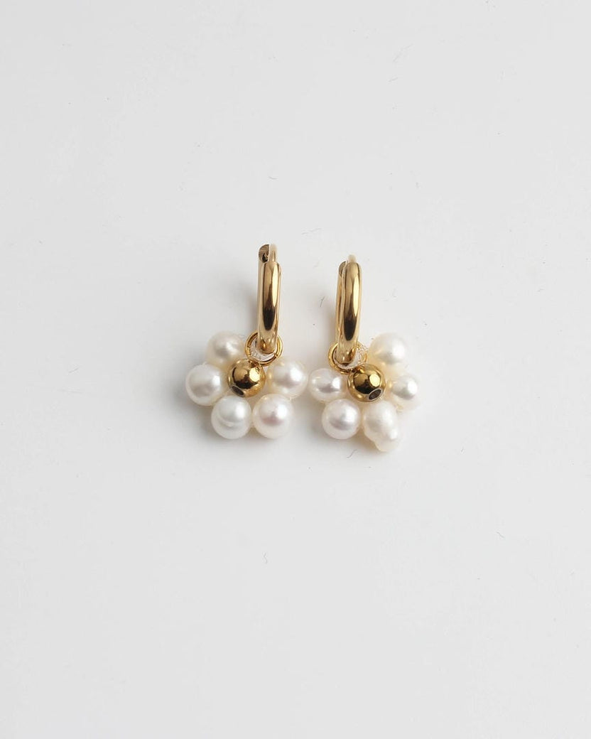 Pendientes de aro con flor de perlas