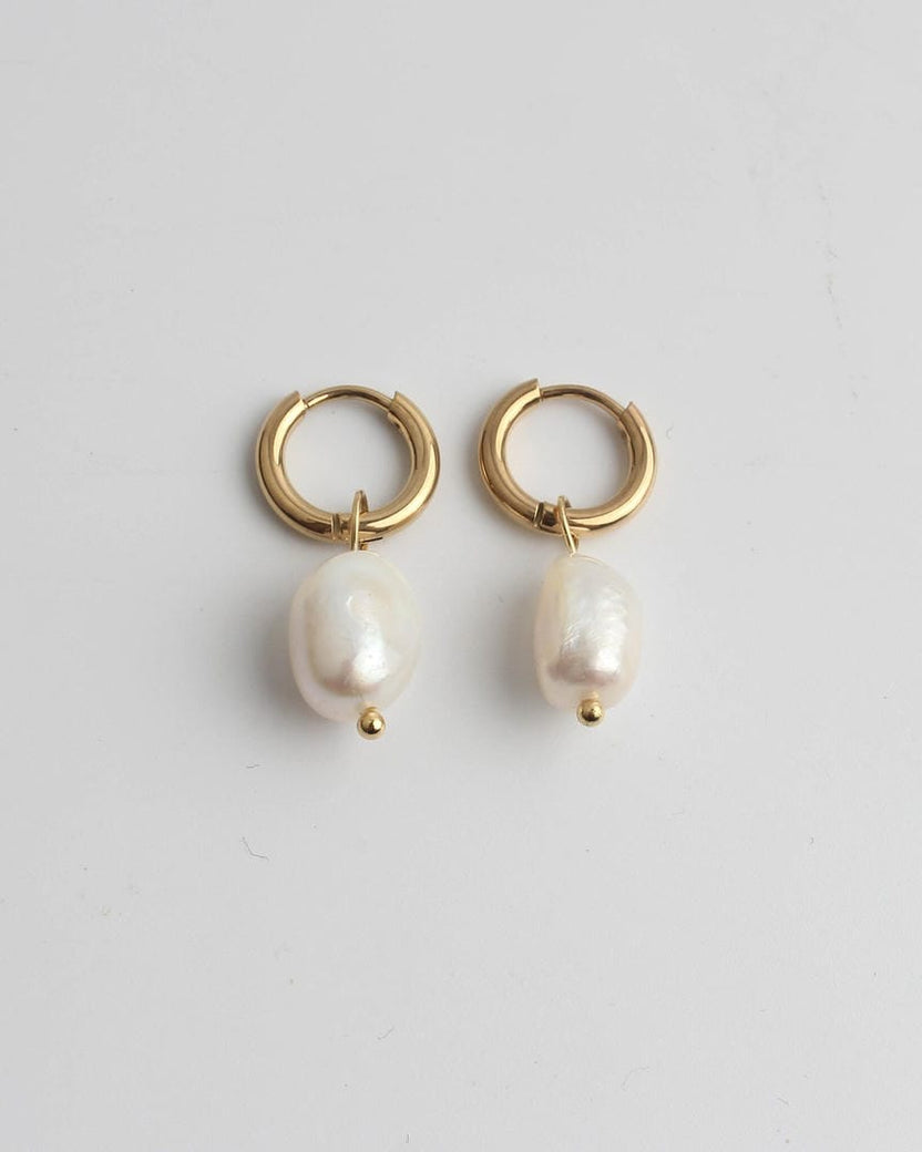 Pendientes elegantes de perla colgante