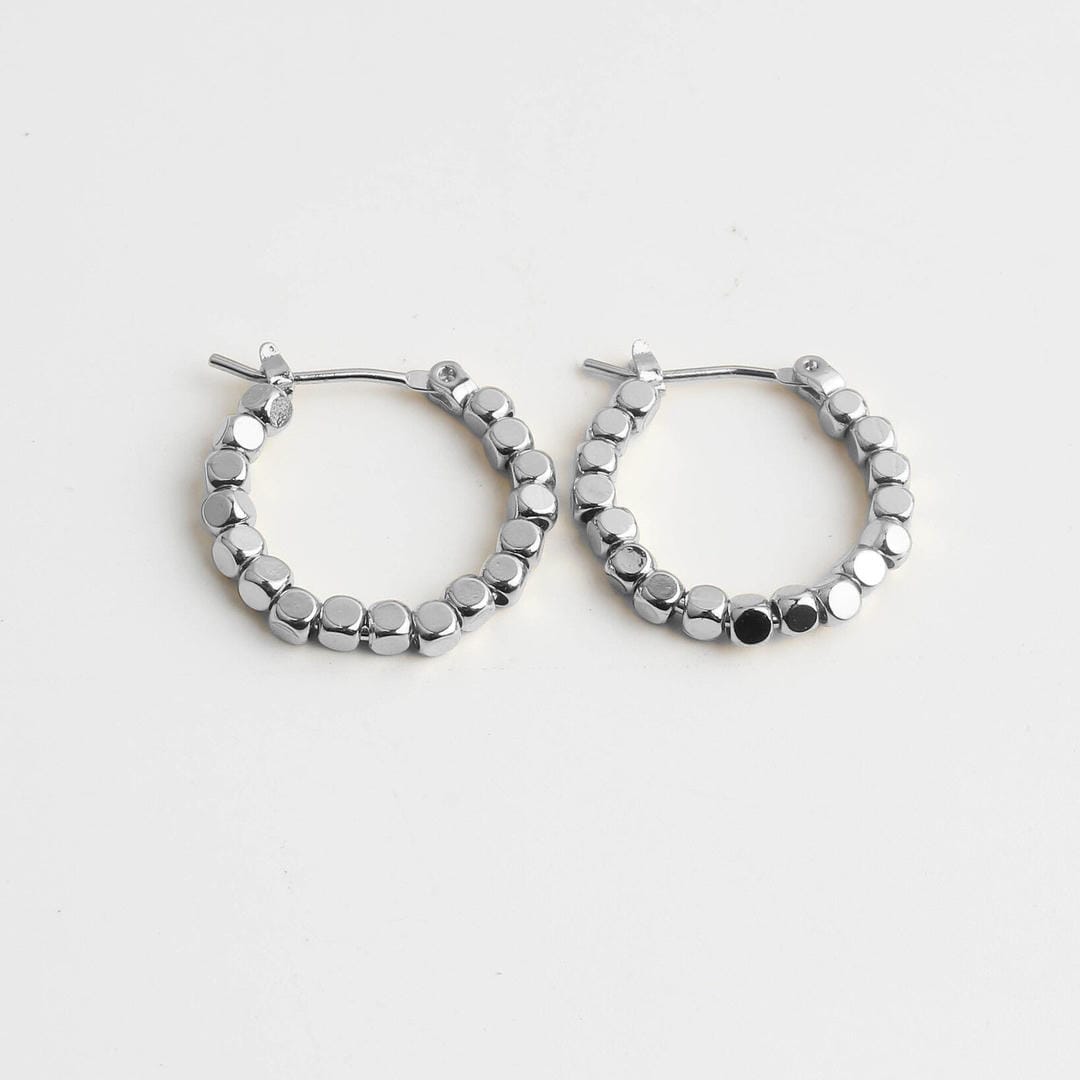 Pendientes huggie de aro con cuentas cúbicas – imagen 2