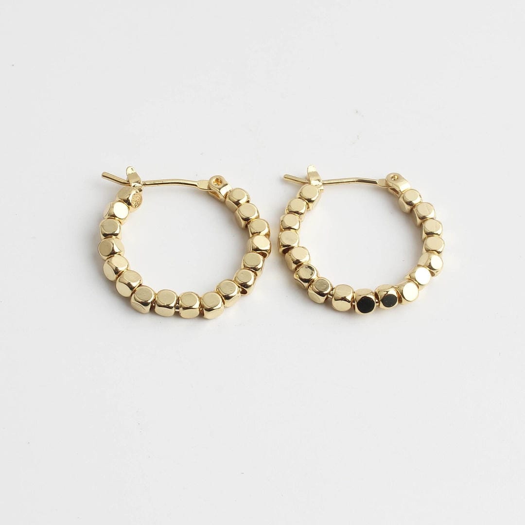 Pendientes huggie de aro con cuentas cúbicas
