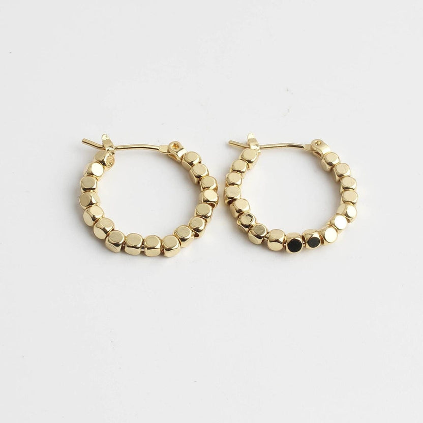 Pendientes huggie de aro con cuentas cúbicas