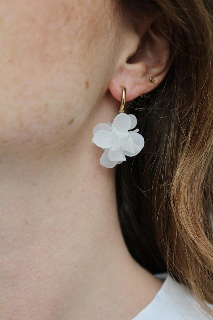 Pendientes de aro dorados con flor – imagen 3