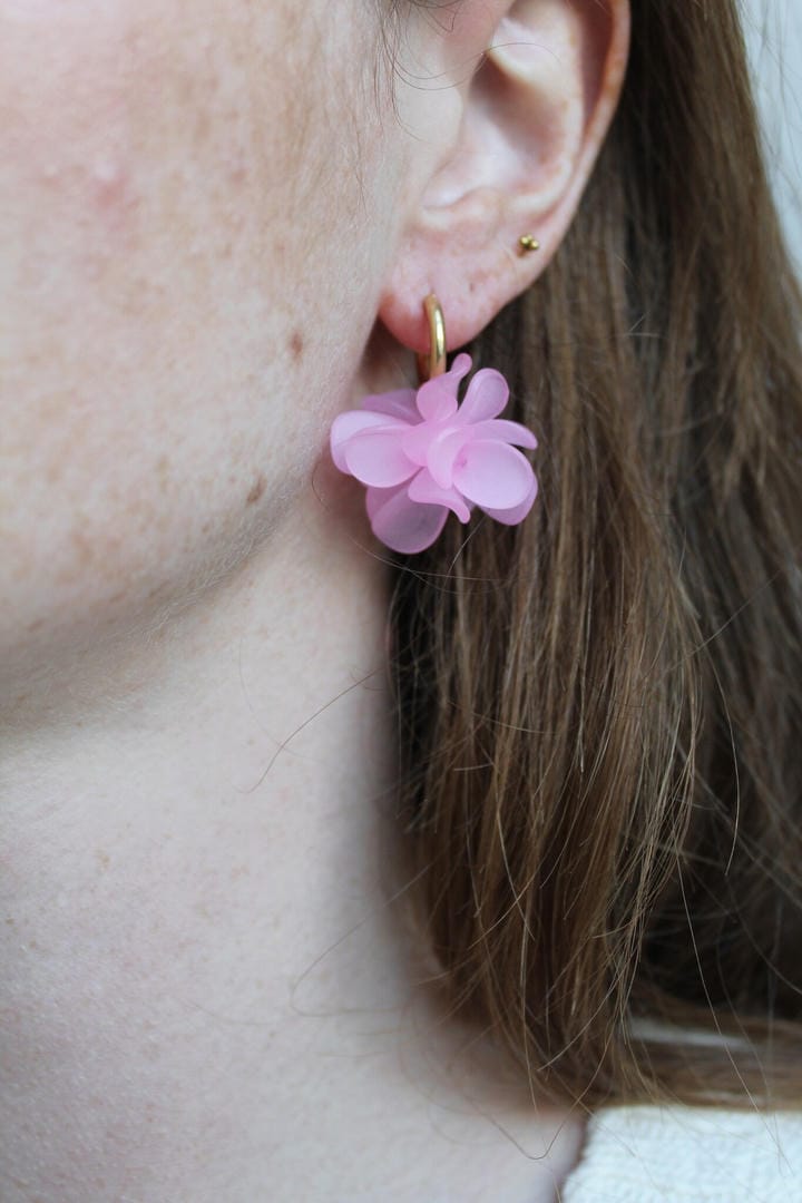 Pendientes de aro dorados con flor – imagen 7