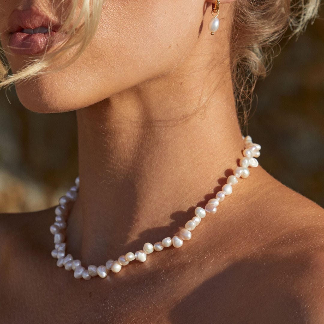 Gargantilla de cadena con perlas iluminadas por el sol – imagen 3