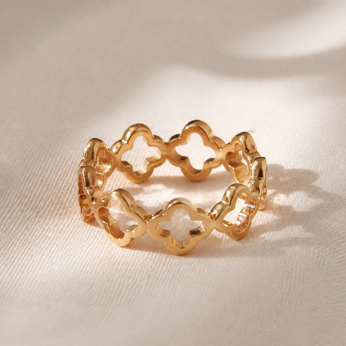 Anillo de trébol con aro atemporal