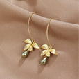 Pendientes largos de perla y pétalo en jade