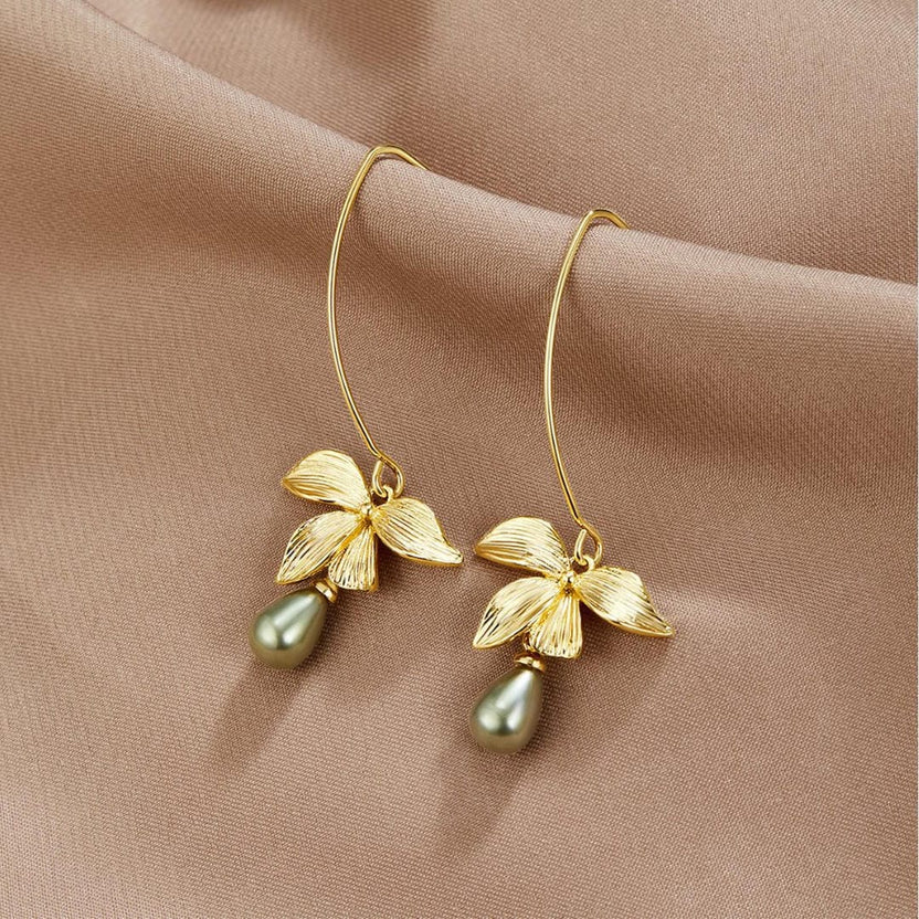 Pendientes largos de perla y pétalo en jade