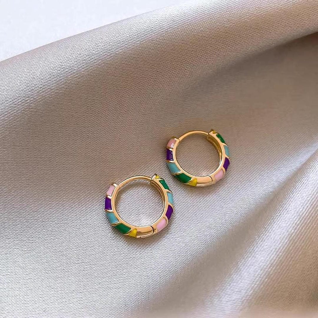 Aros dorados de esmalte multicolor