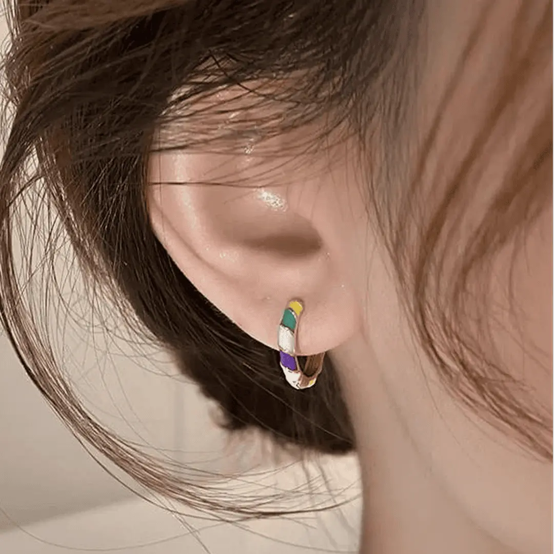 Pendientes chic de esmalte dorado – imagen 2