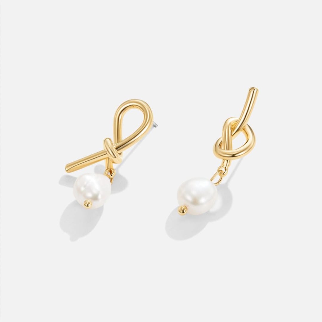 Pendientes de perla de agua dulce con nudo dorado – imagen 2