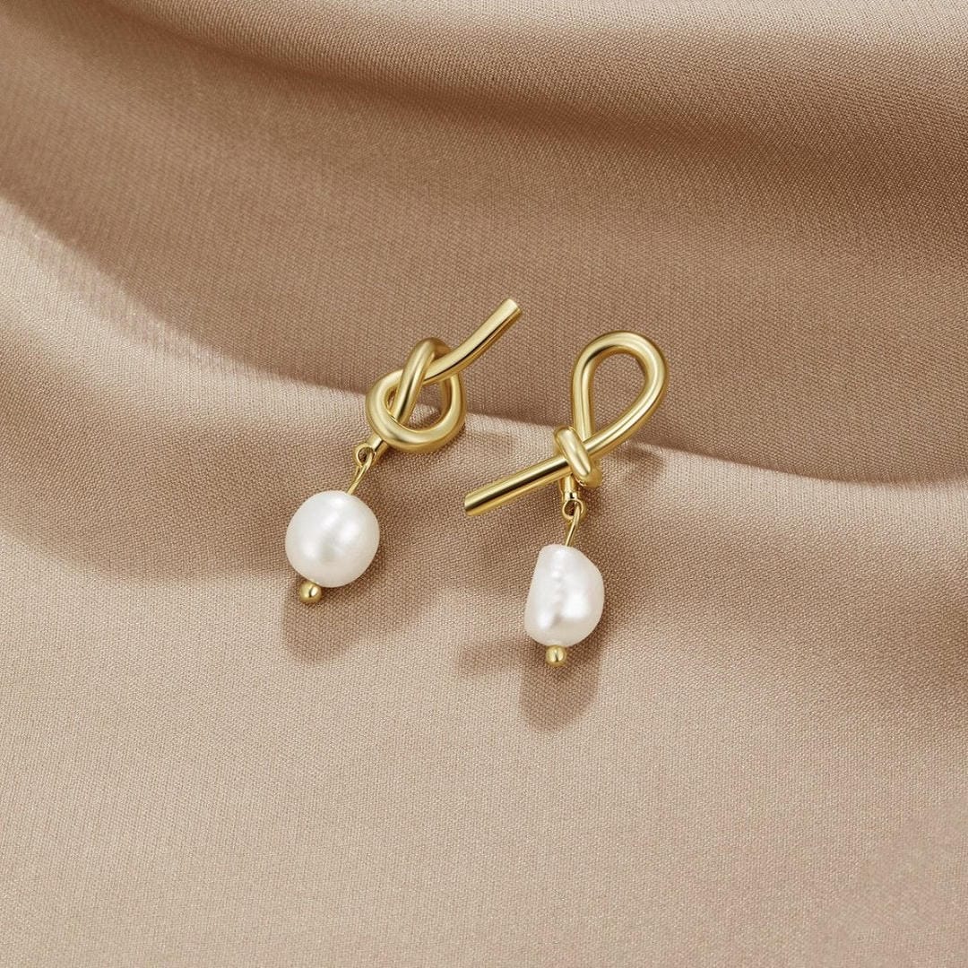Pendientes de perla de agua dulce con nudo dorado