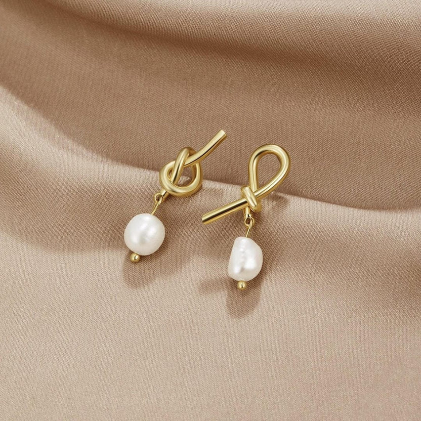 Pendientes de perla de agua dulce con nudo dorado