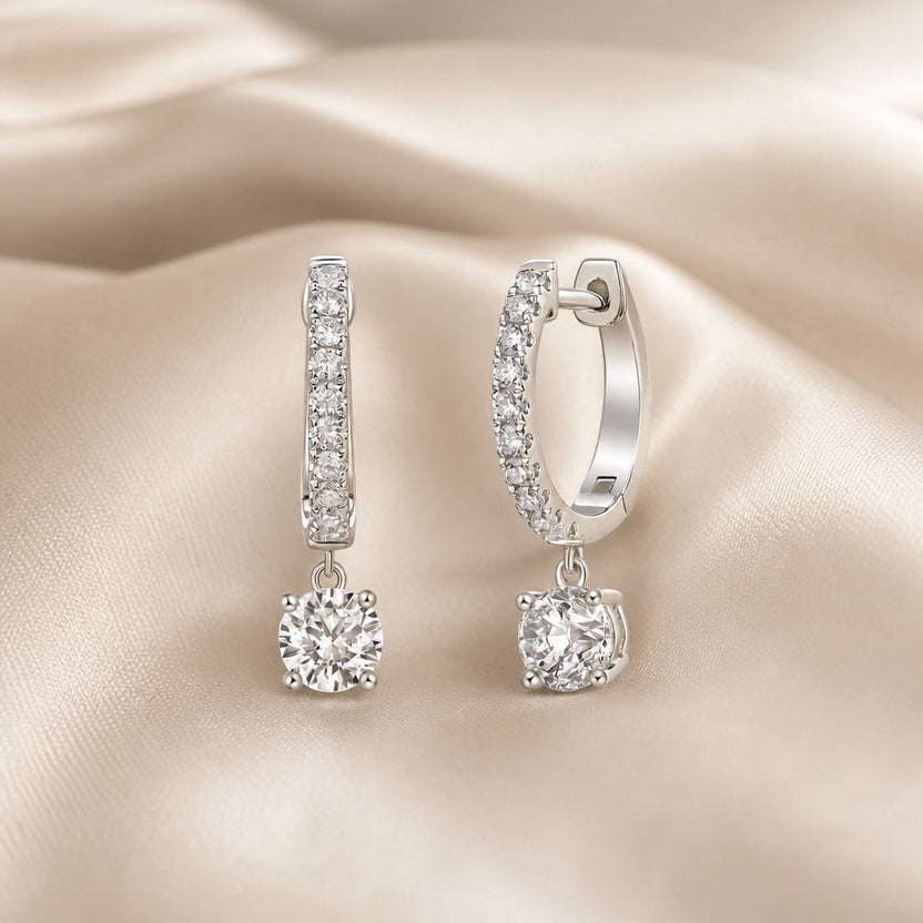 Pendientes de moissanita talla redonda en oro blanco