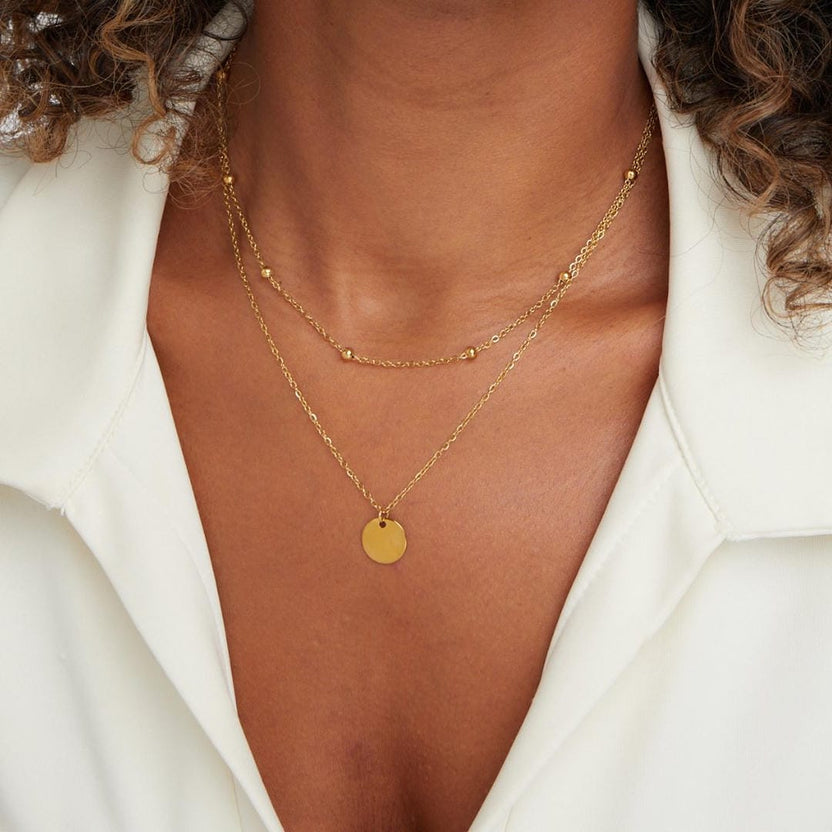 Collar de capas con colgante de disco dorado