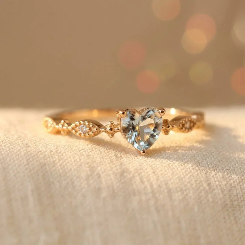 Anillo minimalista atemporal con forma de corazón