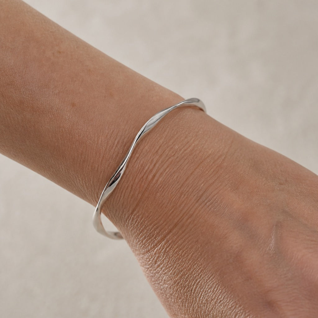 Pulsera escultural abierta minimalista