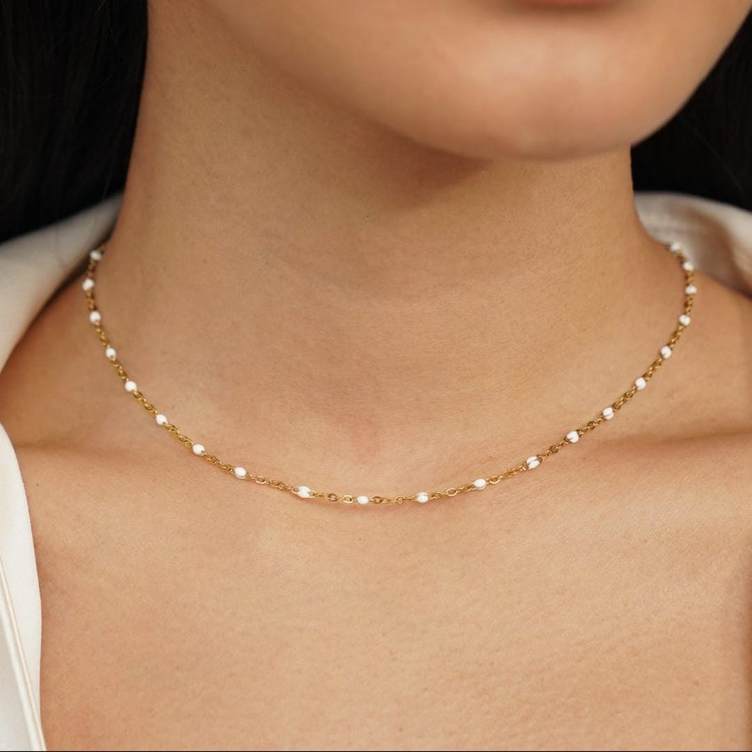 Collar blanco de cuentas