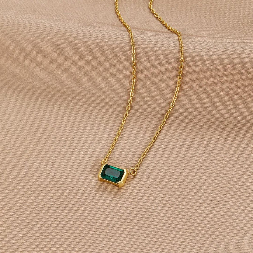 Collar dorado con esmeralda verde