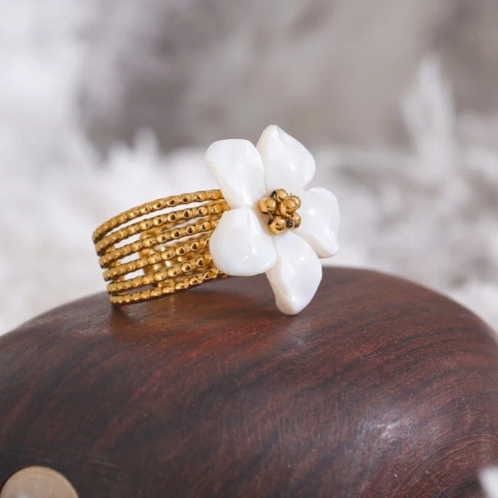Anillo Flor de Luna con concha — Carmen, Lucía & Rocío