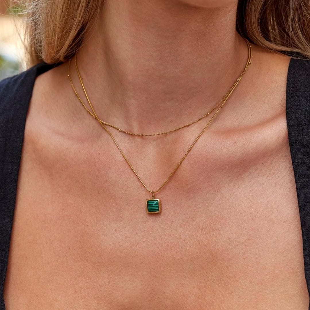 Collar dorado elegante y con estilo de capas — Carmen, Lucía & Rocío